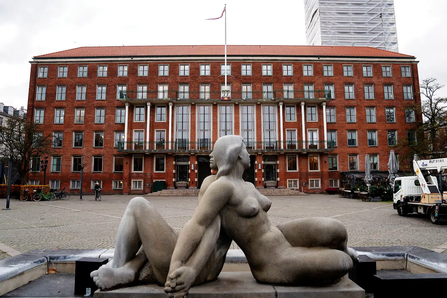 Parkeringspladsen bag Frederiksberg Rådhus skal fjernes til fordel for et nyt grønt byrum. Under det grønne skal der anlægges en stor parkeringskælder. Socialdemokratiets spidskandidat mener dog, at de 100 millioner kroner, som projektet står til at koste, burde bruges andetsteds.