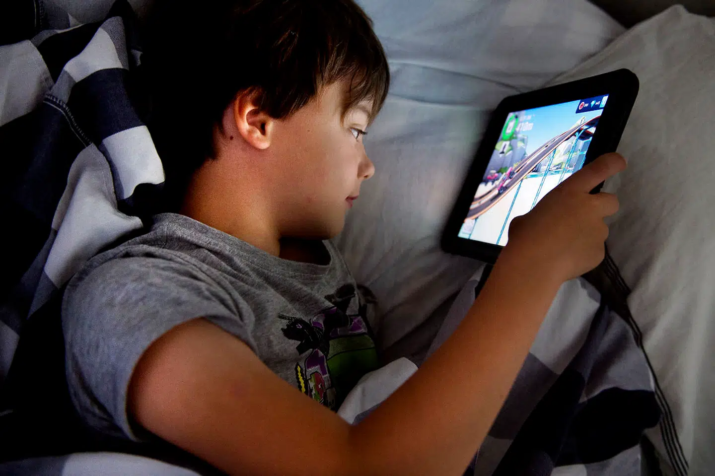 University of Oxford har spurgt mere end 430.000 10-15-årige i Storbritannien og USA, om der er en sammenhæng mellem mediebrug og psykisk mistrivsel.