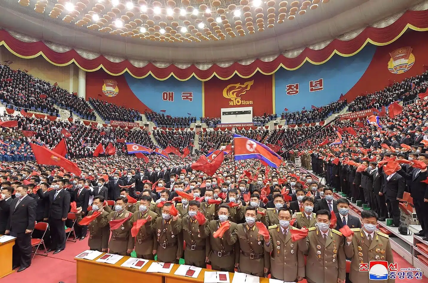 Billedet er fra 29. april, hvor en kommunistisk ungdomsorganisation i Nordkorea trods covid-19 afholdt et stort møde.