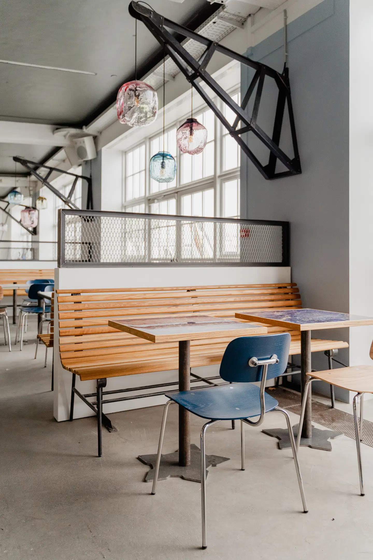 Der er adskillige referencer til København i Seaside Toldboden – her mastekranen fra Holmen i miniatureformat. Samtidig er bordets fod et omrids af Kastellet.