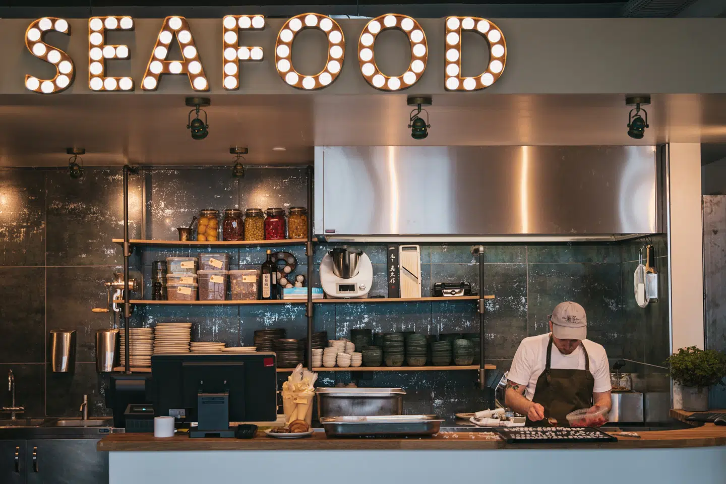 I alt syv køkkener vil forsyne gæsterne med forskellige madtraditioner – her blandt andet skaldyr fra »Raw Project«.