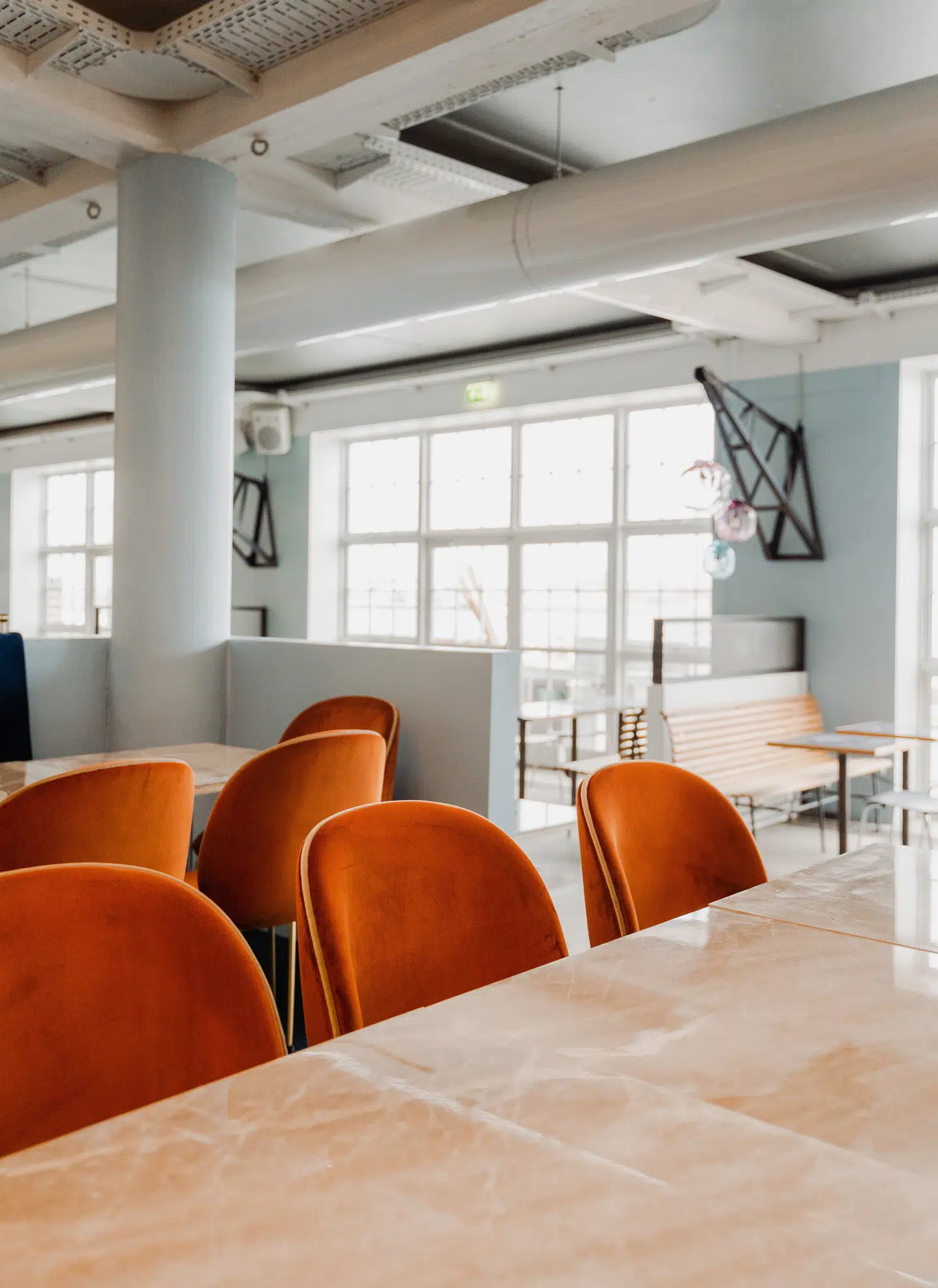 Der er plads til 300 spisende gæster indendørs, mens samme antal kan slå sig ned ude.