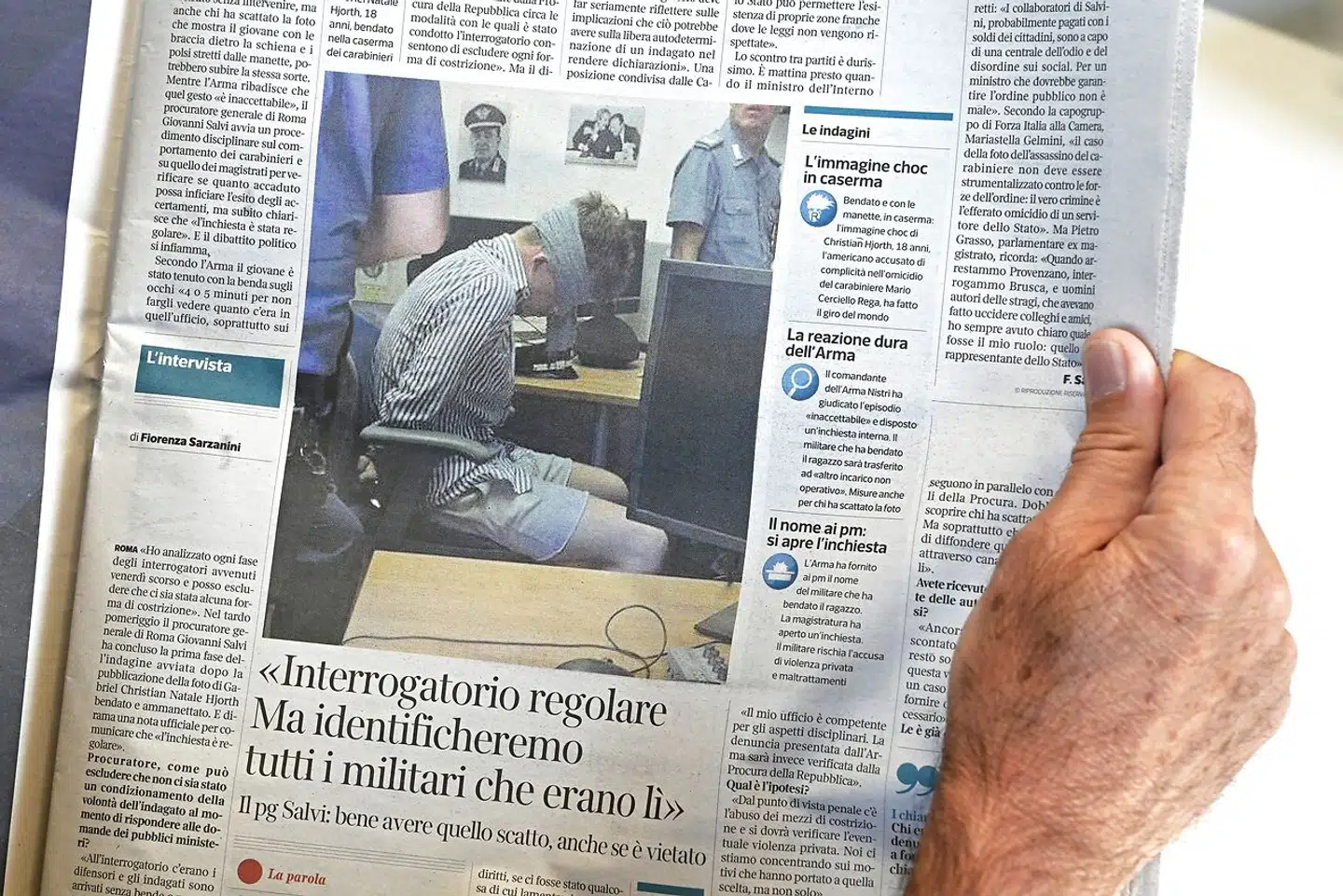 Billedet af en bagbundet Gabriel Natale Hjorth, der er tiltalt for meddelagtighed i drabet på politibetjenten Mario Cerciello, har ført til kritik af italiensk politi.