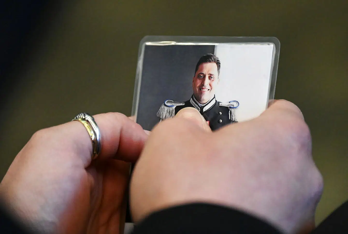 Mario Cerciellos enke, Rosa Maria Esilio, viser under retssagen et billede af sin mand i gallauniform.