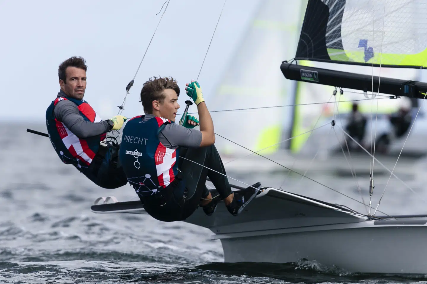 Jonas Warrer (til venstre), der i 2008 vandt OL-guld i 49er, skal om godt to måneder dyste i samme bådklasse i Tokyo. Denne gang er det sammen med Jakob Precht (til højre). (Arkivfoto). Frank Molter/Ritzau Scanpix