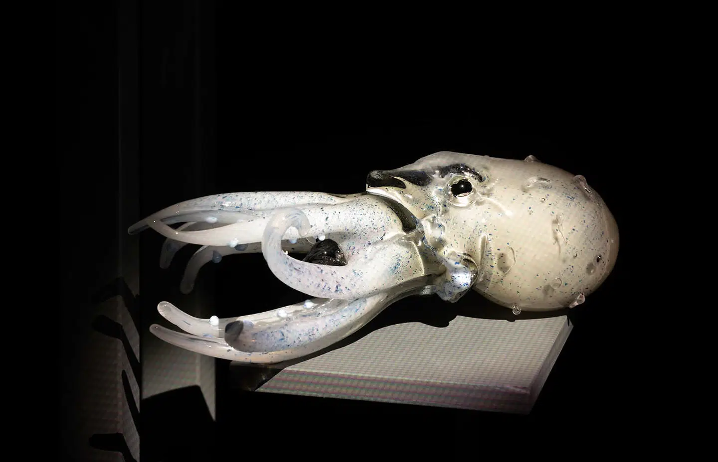 Figuren her er en del af kunstværket »Ring, Sing and Drink for Trespassing«.