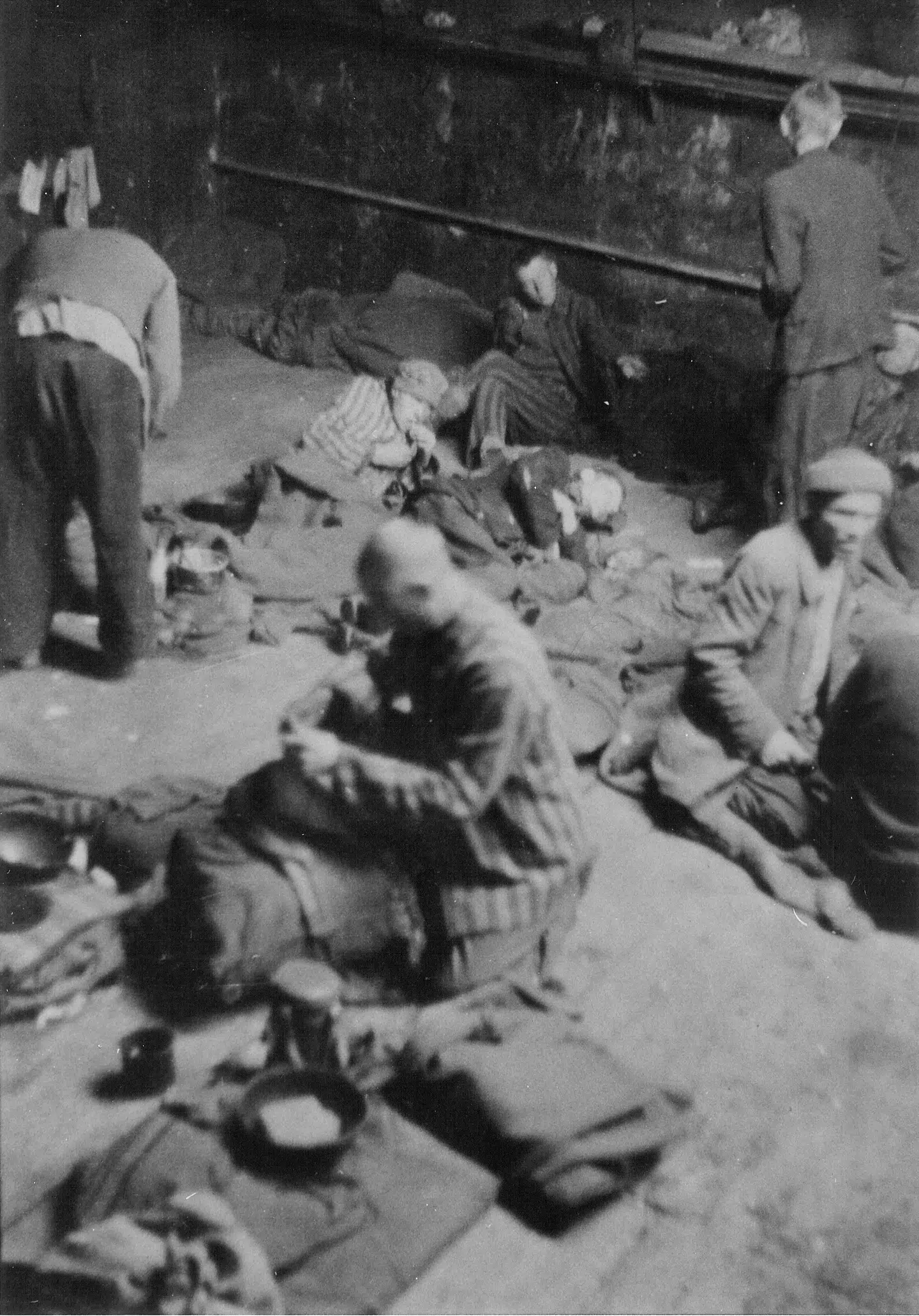 Et kig ned i lasten på prammen, der 5. maj 1945 ankom til Klintholm Havn på Møn. De 345 tidligere fanger fra Stutthof var døden nær. Illustration fra bogen.