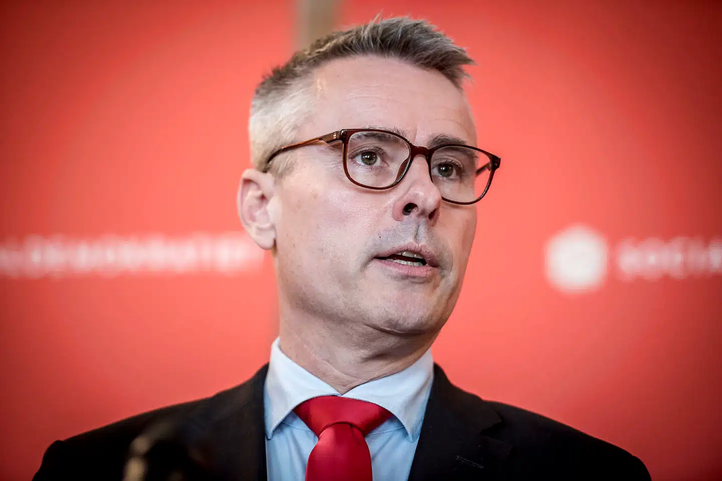 Den tidligere socialdemokratiske toppolitiker Henrik Sass Larsen kom for ti år siden på tabloidpressens forsider på grund af sit forhold til rockeren Torben Ohlsen Jensen. I en kronik i Jyllands-Posten beskriver datteren Nynne Sass Larsen, hvordan det føltes som pårørende. Arkivfoto: Mads Claus Rasmussen/Ritzau Scanpix