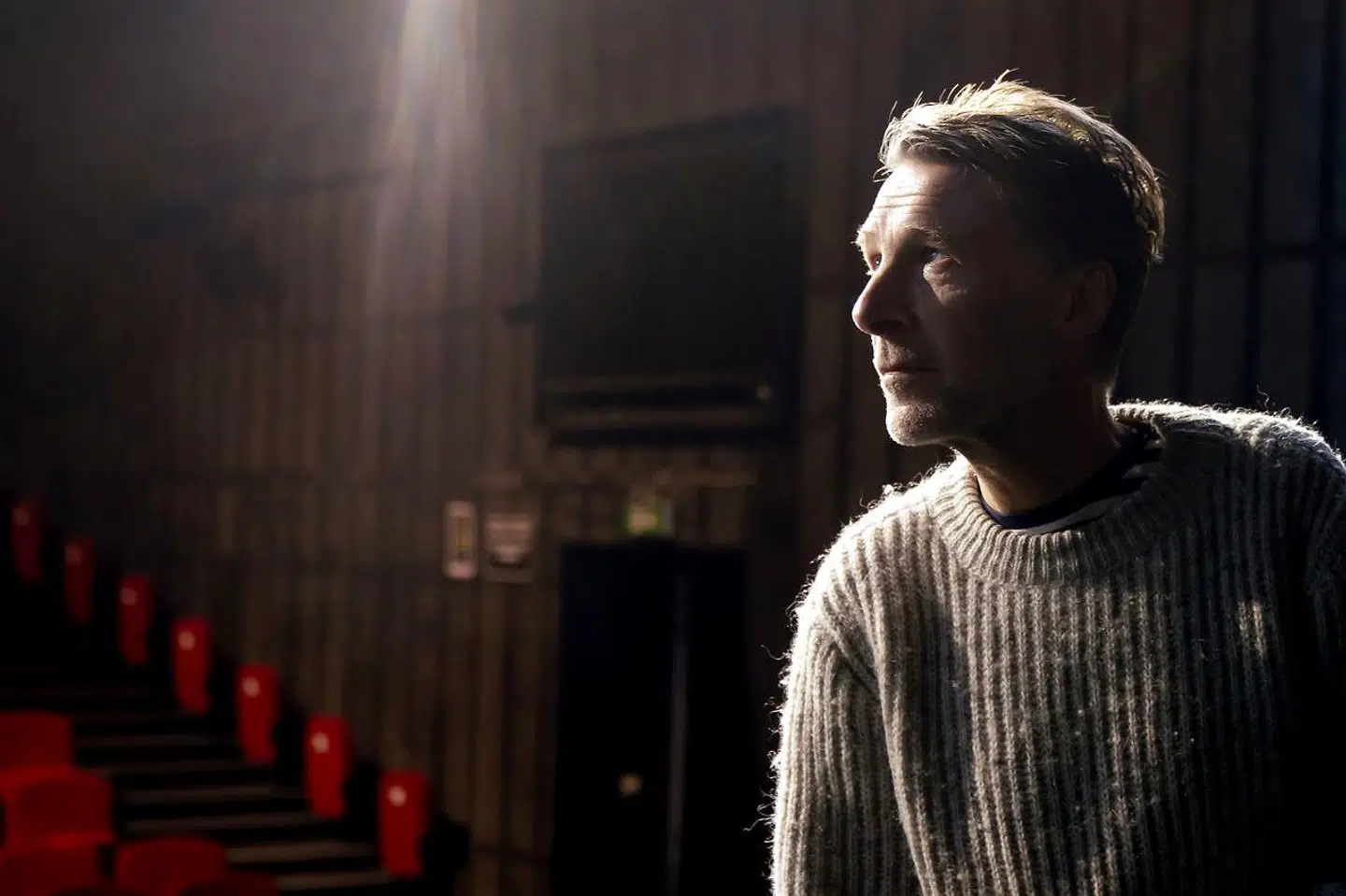 »Ligesom jeg har livet til låns, så har jeg jo også kun mit teater, Aveny-T, til låns i en periode. Og der gælder det om at få det maksimale ud af det. Det synes jeg, coronakrisen har skærpet. Teatret (...) er ikke blot en ta' selv-butik til evig tid, men et kort øjeblik, hvor vi som ledelse har muligheden for at lave en forandring, og den skal vi gribe,« skriver Jon Stephensen.