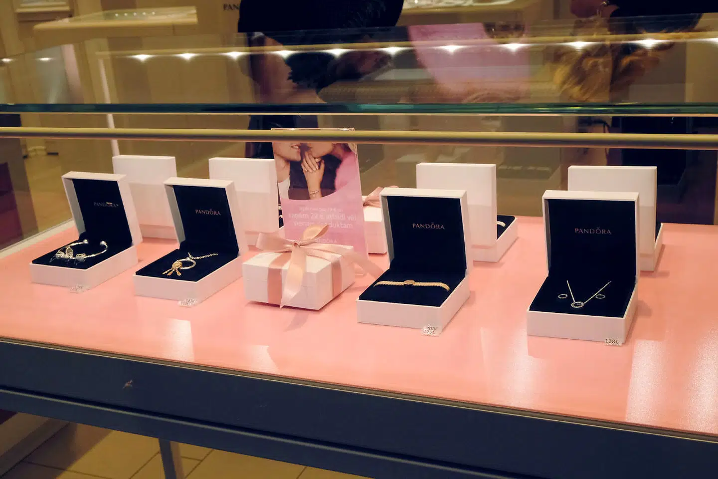 Pandoras smykker sælges over stort set hele kloden fra flere end 7.000 udsalgssteder. Hvis man vil have Pandora-smykker med diamanter, bliver det fremover af den syntetiske slags, der er fremstillet i et laboratorium.