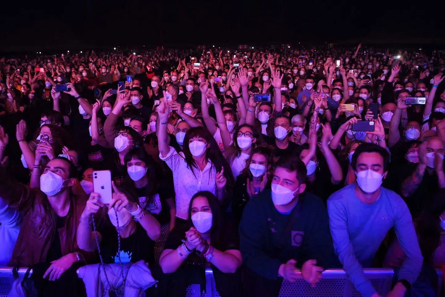 En forsøgskoncert i Barcelona viste, at smittespredningen var »forsvindende lille«, selvom 5.000 publikummer iført mundbind dansede, drak og sang til bandet Love of Lesbian.