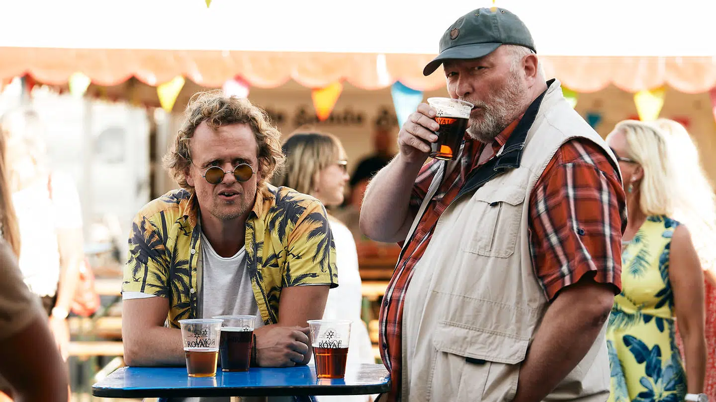 Bjarne Henriksen spiller bykongen Thorbjørn, der – som det altid gælder, når noget foregår i provinsen – er fuld af lusk.