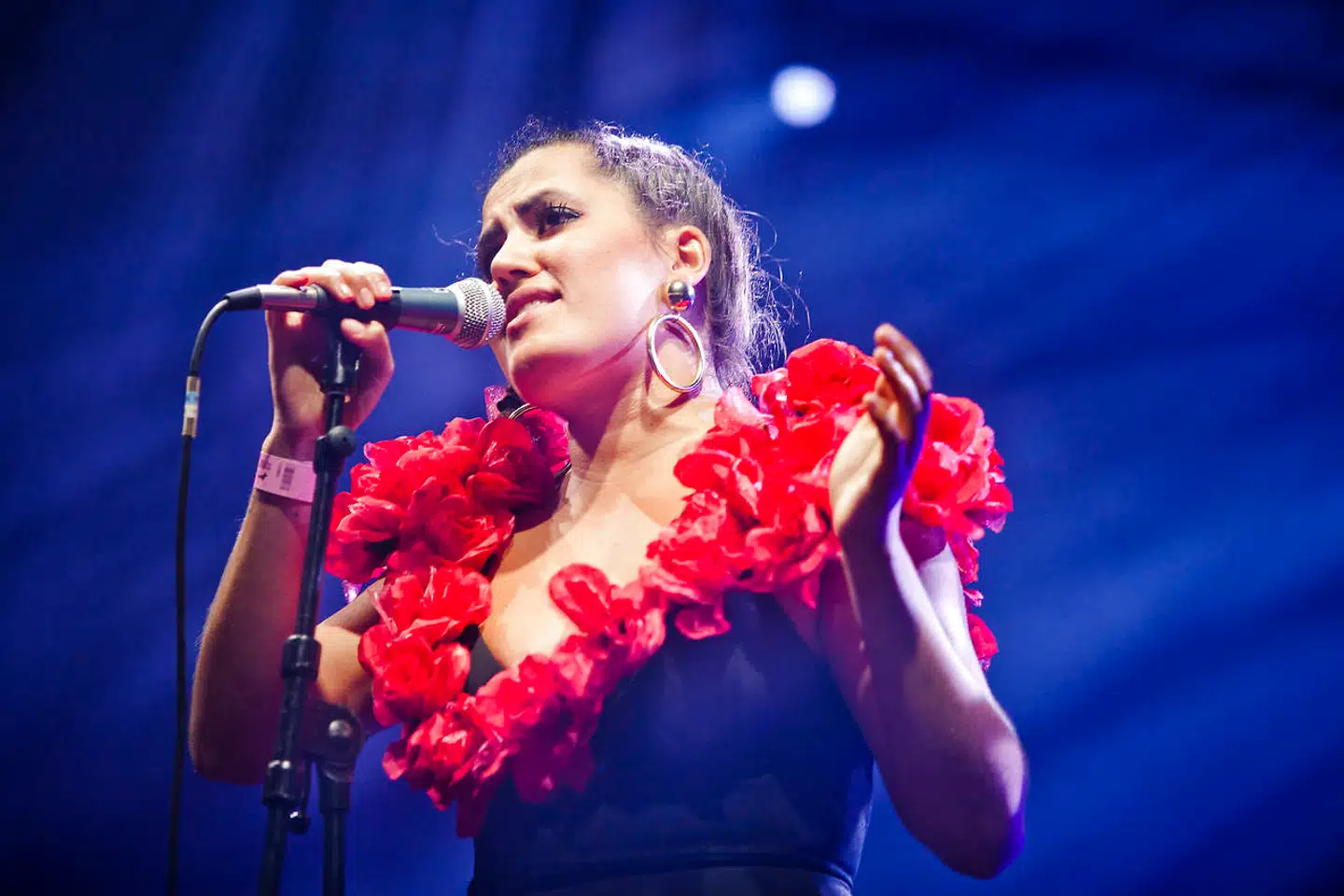 »Coco O behøver ikke at hæve stemmen for at skabe forandring. For hendes revolution er baseret på feminine værdier som empati og følelsesladethed,« skriver Nanna Balslev.