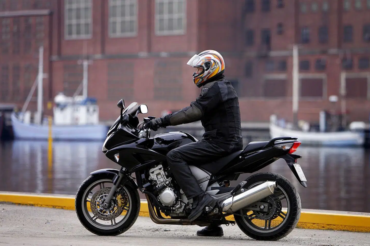 »Og hvad sker der så, hvis man bliver taget, og der bliver foretaget en støjmåling. Ja, så er bøden på 2.500 kr., og man kan køre videre. Og hvis politiet ikke har mulighed for at måle støjen på stedet, hvilket nok er normalen, ja, så får man blot et pålæg om at køre sin motorcykel til syn – et syn koster 300 kr.,« skriver Erik Schultz.