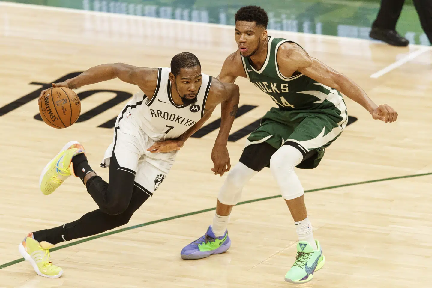 Brooklyn Nets-spilleren Kevin Durant (nummer 7) ses her i duel med Milwaukee Bucks-topscorer Giannis Antetokounmpo. Bucks vandt kampen. Jeff Hanisch/Ritzau Scanpix
