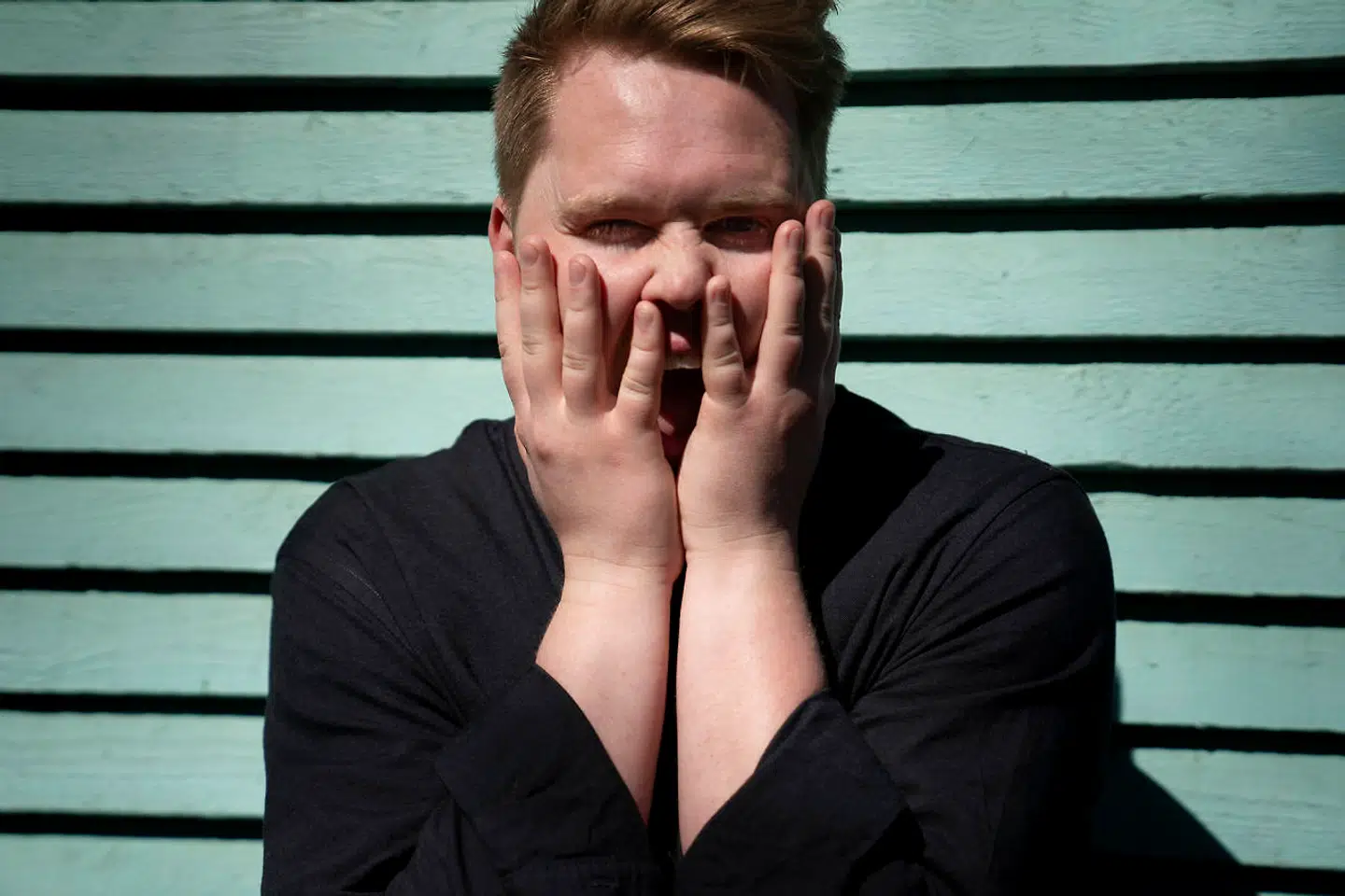 Komikeren Lasse Madsen har under coronakrisen fået flere end 100.000 følgere på Instagram takket være satiriske videoer om danskernes vaner og væremåder.