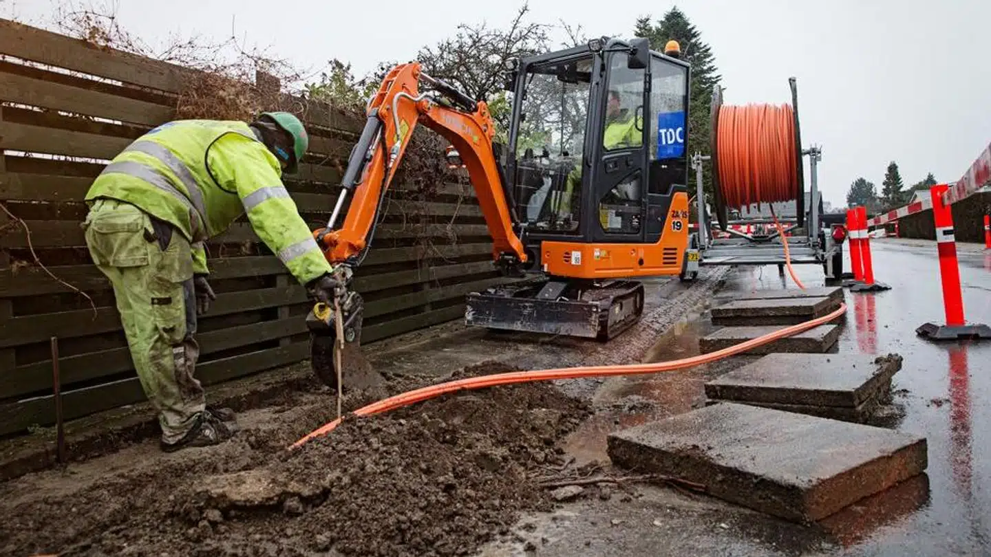 Overalt i Danmark er gravemaskiner og gravehold fra TDC og energiselskaberne i gang med at lægge de karakteristiske, orange plastikrør med lynhurtige fiberkabler i jorden for at sikre bedre internetforbindelser og større kapacitet. Foto: Jon Norddahl/TDC