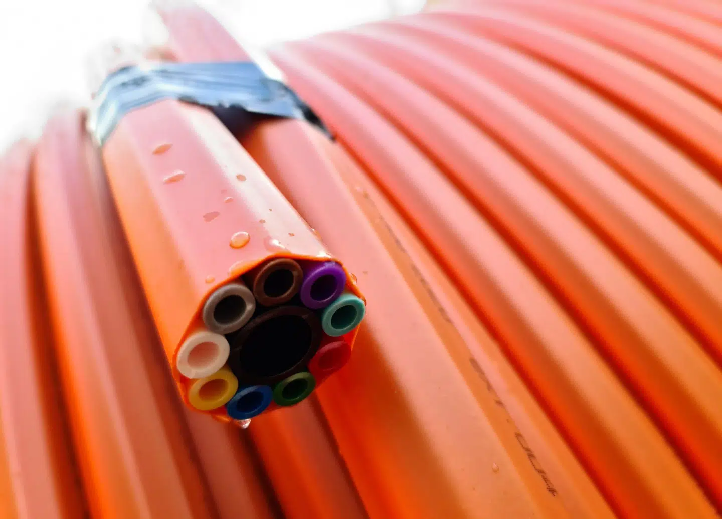 Kablerne, som graves ned, er ofte tomme men klar til, at der efterfølgende kan »skydes« lysoptisk fiber gennem dem, så det bliver hurtigt at koble nærliggende husstande på en fibernetforbindelse, som altid kan levere samme hastighed både ind i og ud af huset.