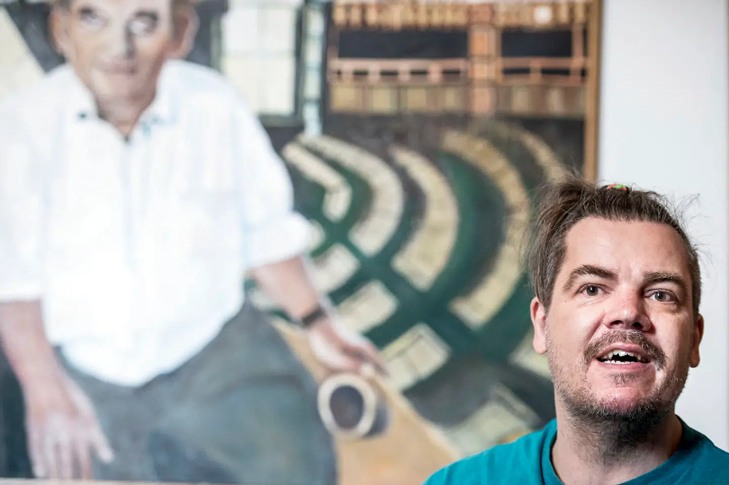 En politiker og en lettere kontroversiel kunstner har kastet sig ud i noget af en barnlig fejde på Facebook. Her er det kunstneren, Uwe Max Jensen.