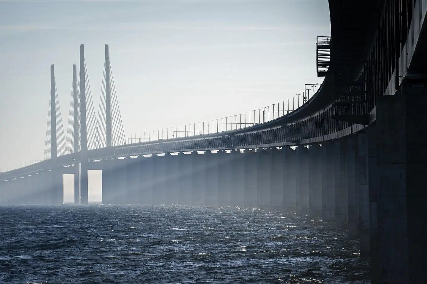 »Det er tid til at lære af de år, der er gået. Vores vurdering er, at tre konkrete indsatser kan genstarte udviklingen af Øresund i det, vi kalder Greater Copenhagen 2.0. (...) Så Danmark og Sverige: Pylonerne står klar til et topmøde med fokus på en genstart af regionen. Hvem mon først melder sin ankomst?« skriver Tue David Bak og Linus Eriksson.