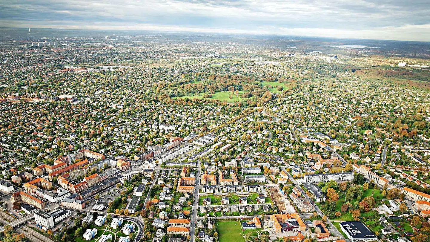 Det er særligt i Ordrup Sogn, at smitten er steget, oplyser formanden for Gentofte Kommunes Ældre-, Social- og Sundhedsudvalg, Bente Frimodt-Møller (K). Nederst på billedet er det Charlottenlund med Bernstorffsparken i baggrunden.