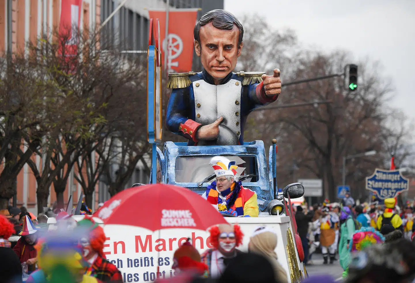 En gigantisk Emmanuel Macron-figur giver den som Napoleon under karnevalet i den tyske by Mainz. Frankrigs unge præsident lægger ikke skjul på, at han føler et vist skæbnefællesskab med den geniale, men også stærkt kontroversielle general og statsmand.