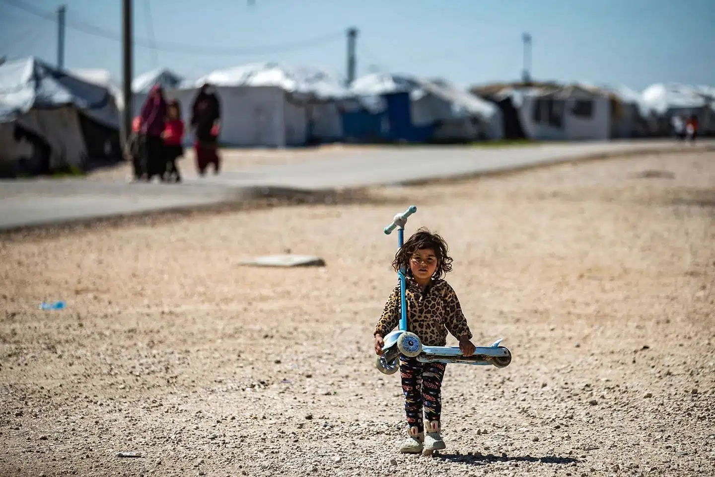 Udenrigsministeriet kender til 19 børn, der enten er født af eller har tilknytning til danske eller tidligere danske statsborgere, som opholder sig i de to fangelejre al-Hol og al-Roj i Syrien. De er børn af seks mødre.