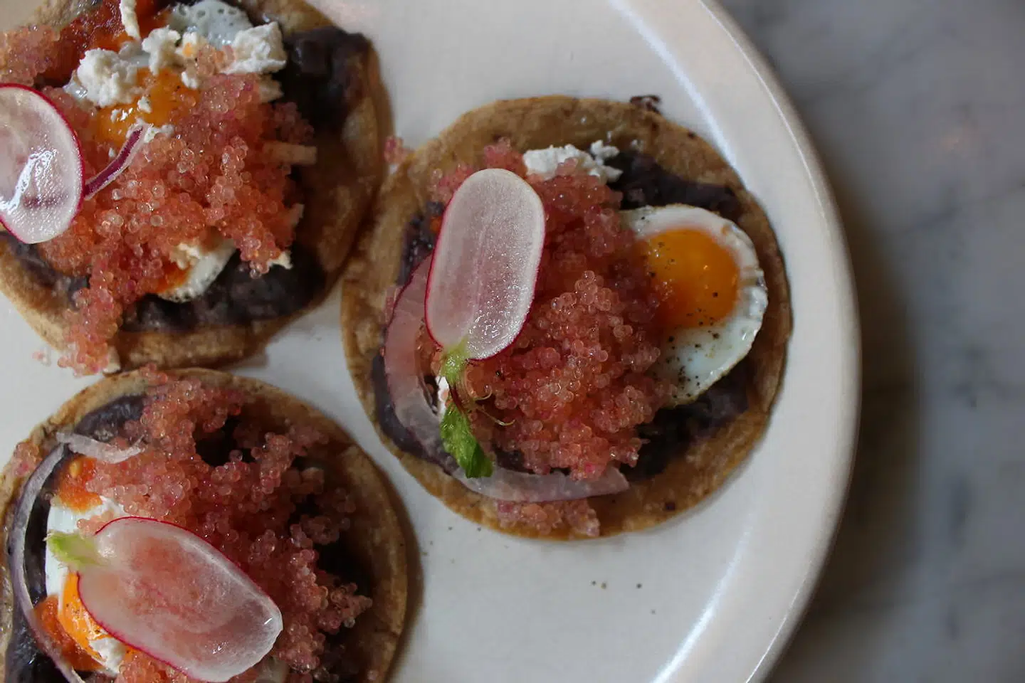 Retten Mini Huevos Rancheros er inspireret af det mexicanske køkken med blandt andet tortilla, frisk ost, stenbiderrogn, salsa roja og vagtelæg.