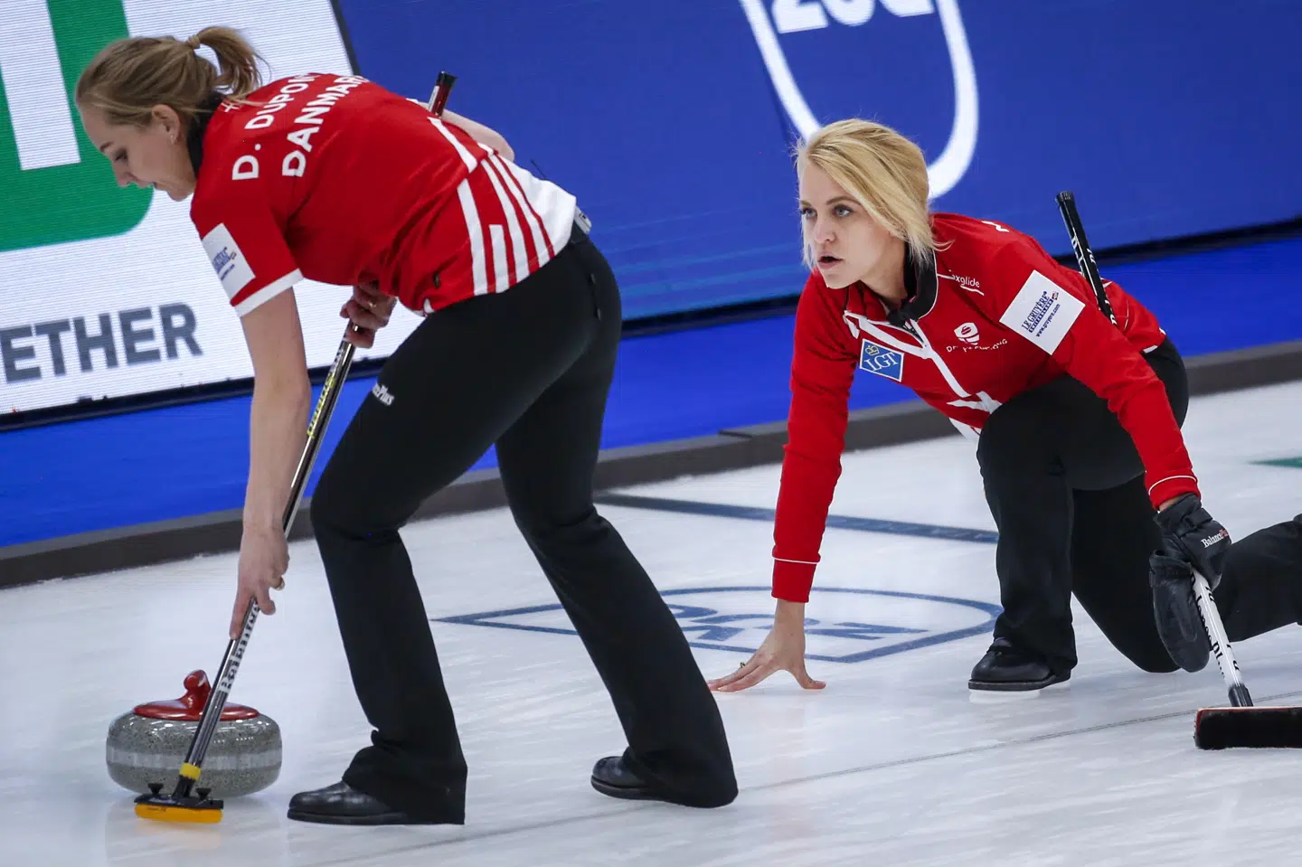 Danmarks skipper Madeleine Dupont (th) sender en sten afsted i nattens kamp mod Japan ved VM. Jeff Mcintosh/Ritzau Scanpix
