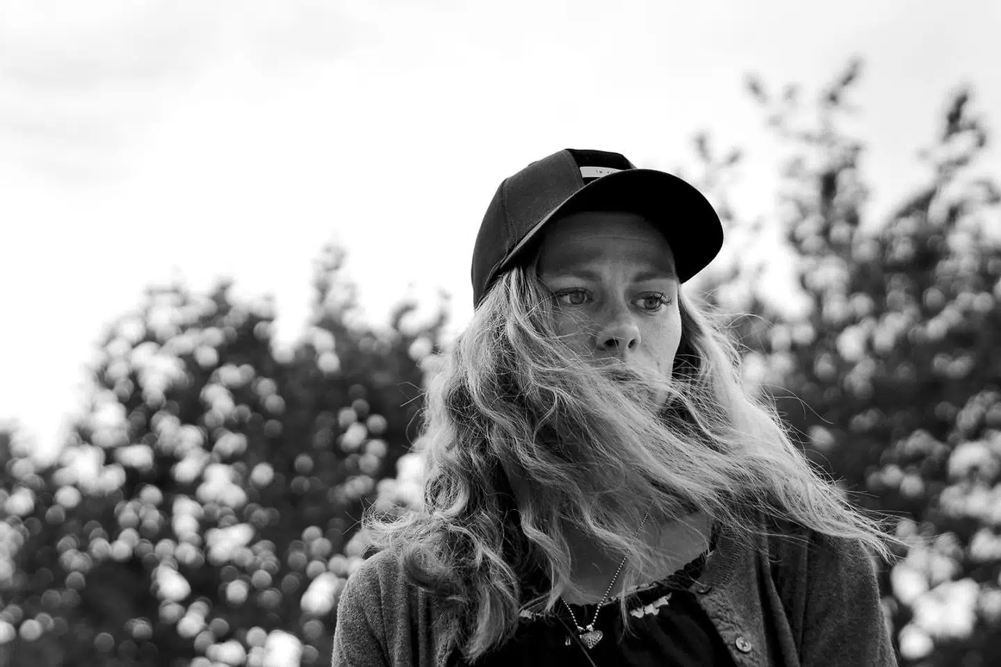 »I Danmark har vi en idé om, at hvis det ser godt ud udadtil, er der ikke noget at pille ved. Og fordi forældrene er gode danske statsborgere, som betaler topskat og bor fint, vil myndigheder måske ikke have lige så stort fokus på dem som på en socialt udsat alenemor til tre børn på Amager,« siger Henriette Karlsen.