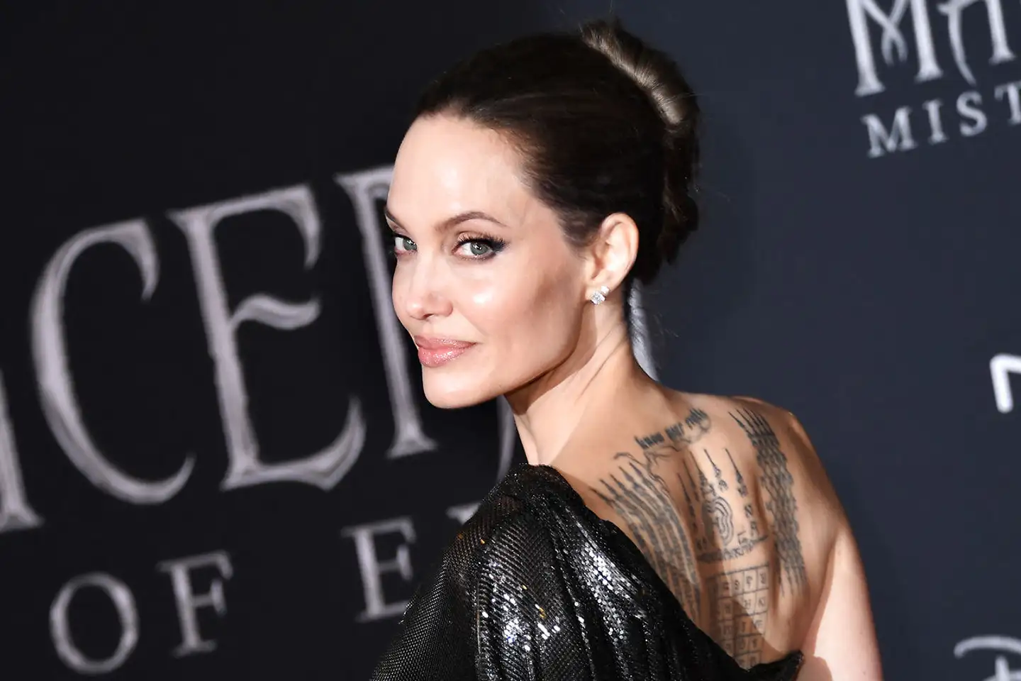 Et tunesisk tv-show bruger en Angelina Jolie-lookalike til at narre kendisser og lave sjov med coronavaccinen. Her er den »ægte« Angelina Jolie.
