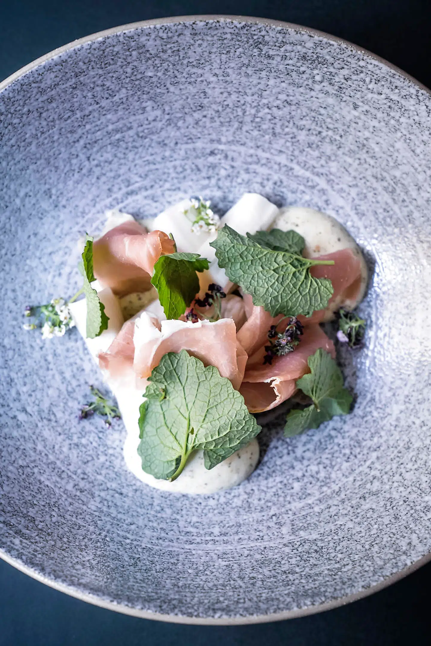 Nye danske hvide asparges og skagensskinke – dansk forår i en dyb tallerken.