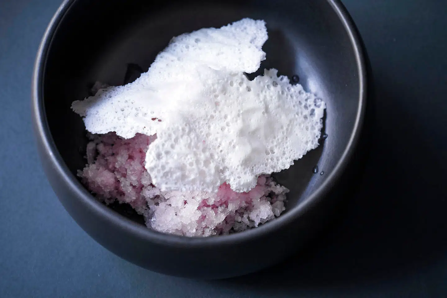 Dessert: Høinfuceret cerme, rabarbergranité og tørret mælk