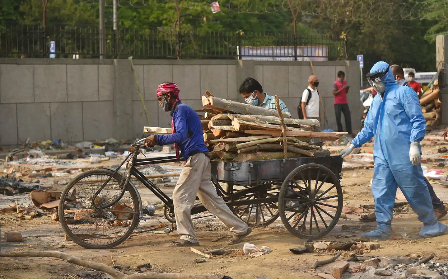 Familiemedlemmer til de afdøde bliver bedt om selv at medbringe ekstra brænde, da manglen på brænde er voksende.