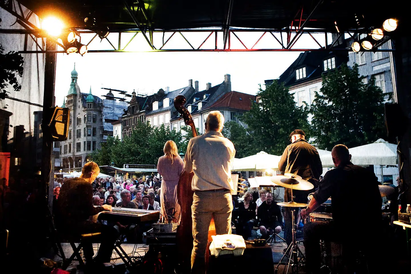 »Patienten er kommet ud af koma, men ligger stadig i respirator,« fortæller Tue Lund Christensen, der står bag Jazz på Balders Plads.