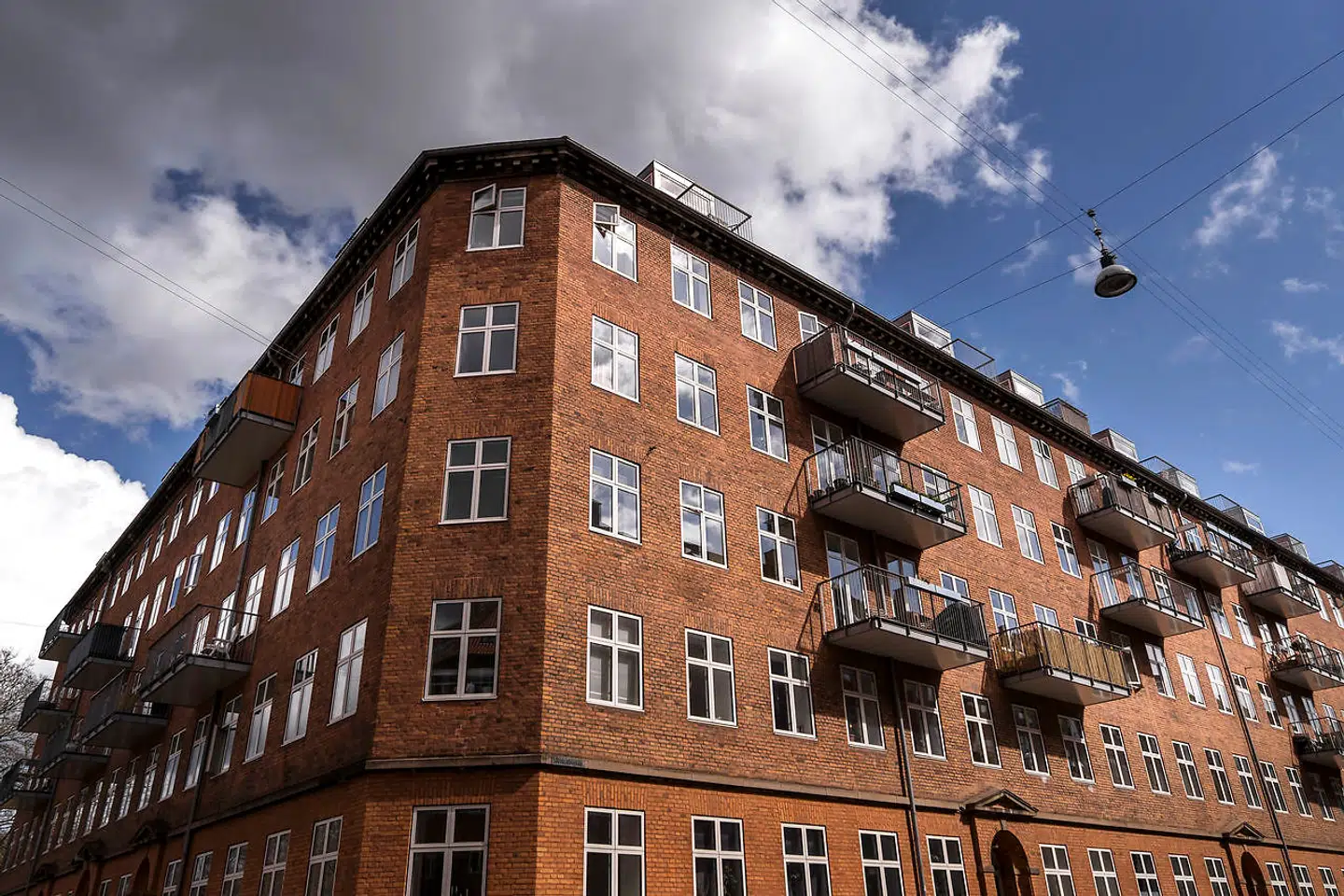 »Det undrer mig stadig,« skrev en civilingeniør fra Københavns Kommune den 19. november 2020 til stort altanfirma, »at der ikke ligger dokumentation hos jer for de ændringer i opsætningen, der var talt om. I har præsenteret os for tre mulige fastgørelser af 4.-sals altaner, men ingen af dem svarer til forholdene på den konkrete adresse,« anførte kommunen, der gjorde det klart, at gennemgangen har vist, »at I havde store problemer på den sag«.