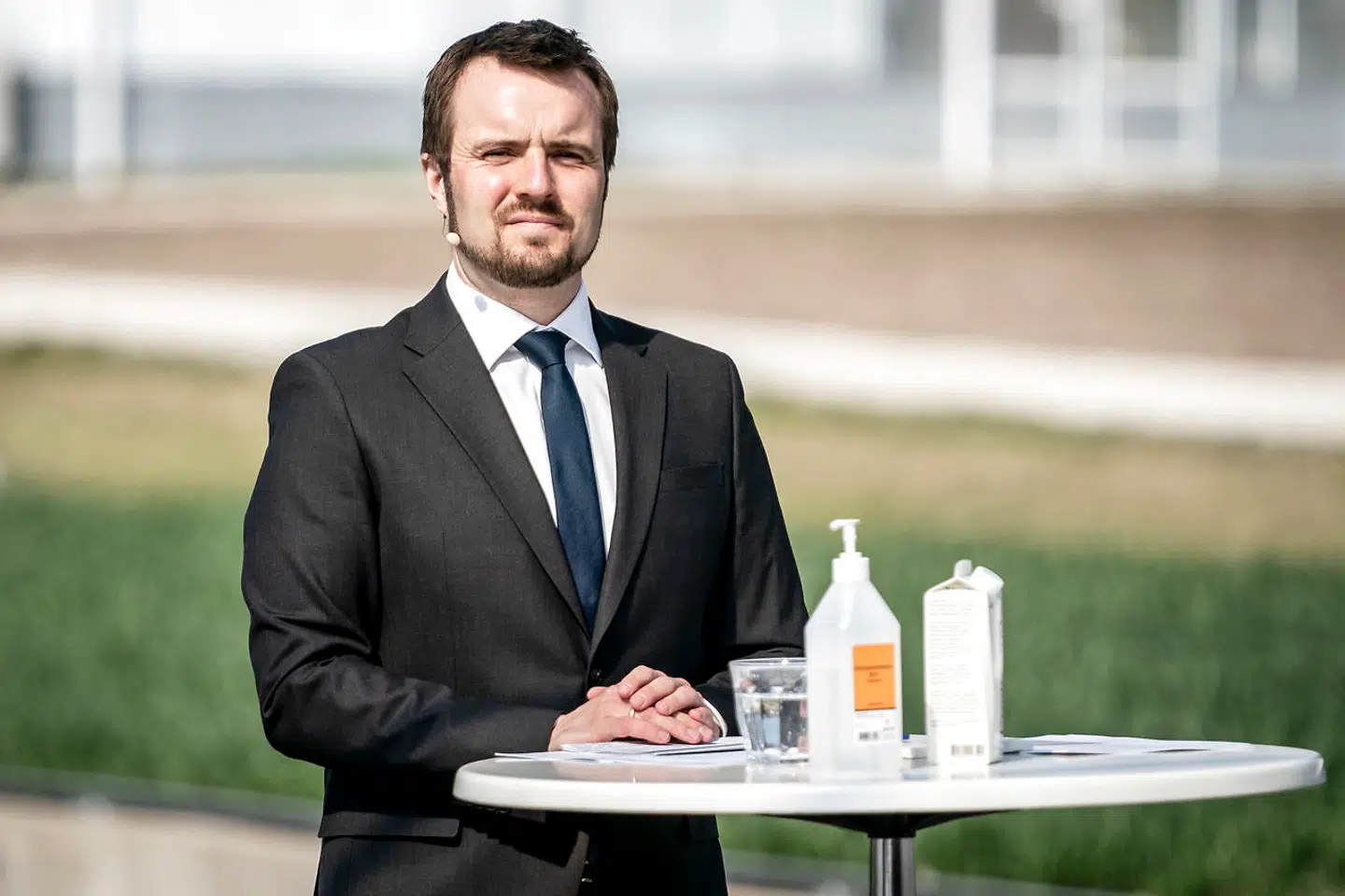 Ifølge erhvervsminister Simon Kollerup (S) er det for tidligt at tale om et næste skridt mod bankernes negative renter.