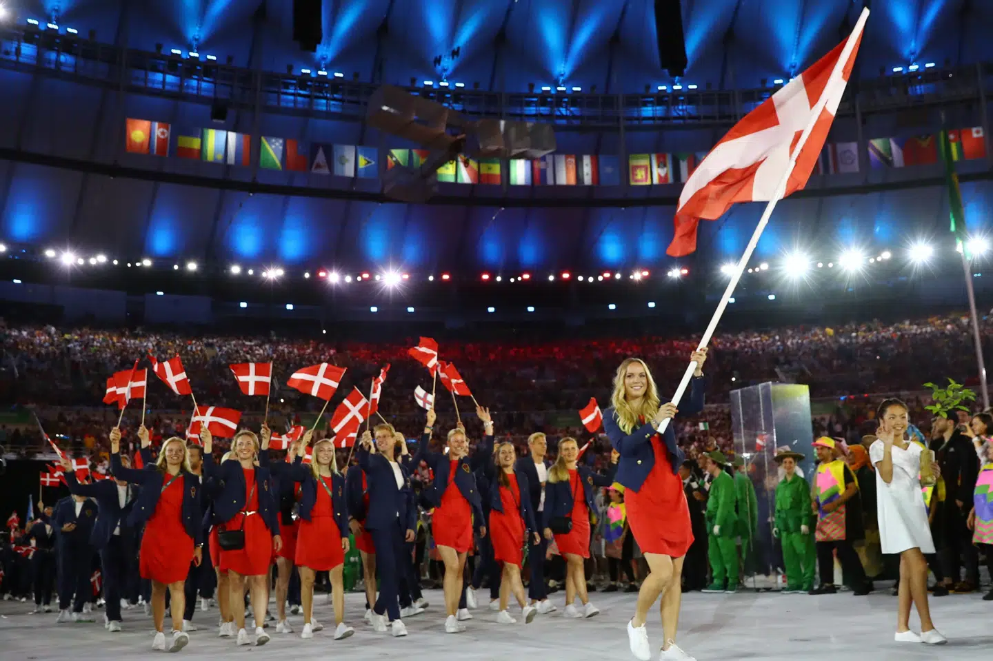 Caroline Wozniacki viftede med dannebrog under åbningsceremonien ved OL i Rio for fem år siden. I år skal to danske atleter bære fanen. Kai Pfaffenbach/Reuters