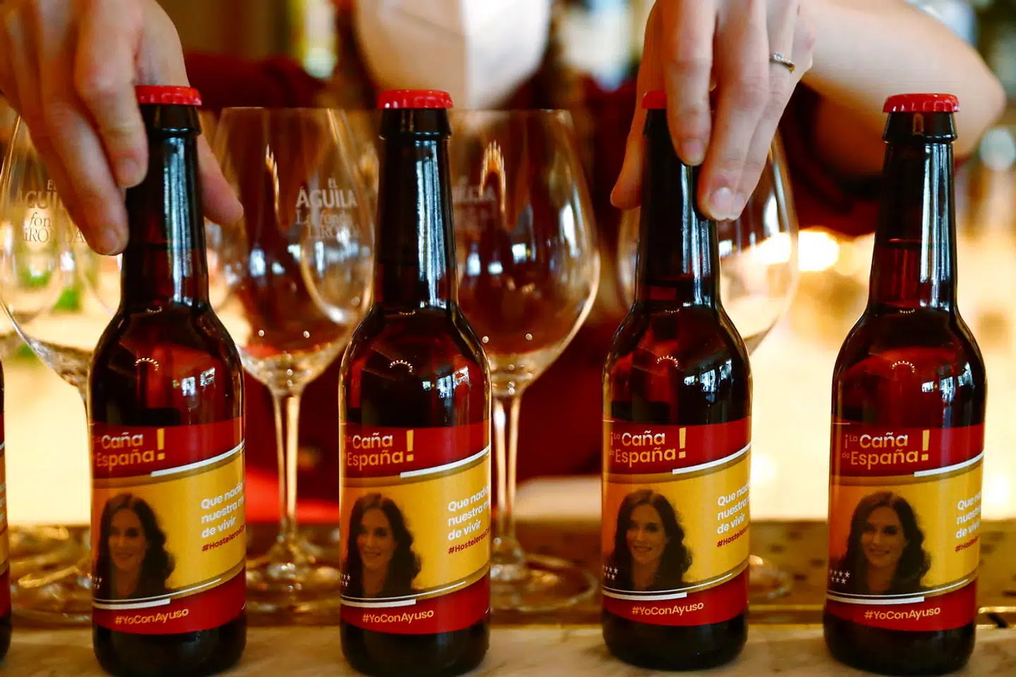 Madrid-regionens konservative præsident, Isabel Díaz Ayuso, dyrkes som en helgen i hovedstadens barer og restauranter, efter at hun under pandemien har givet dem lov til at holde mere og længere åbent end andre steder i landet.