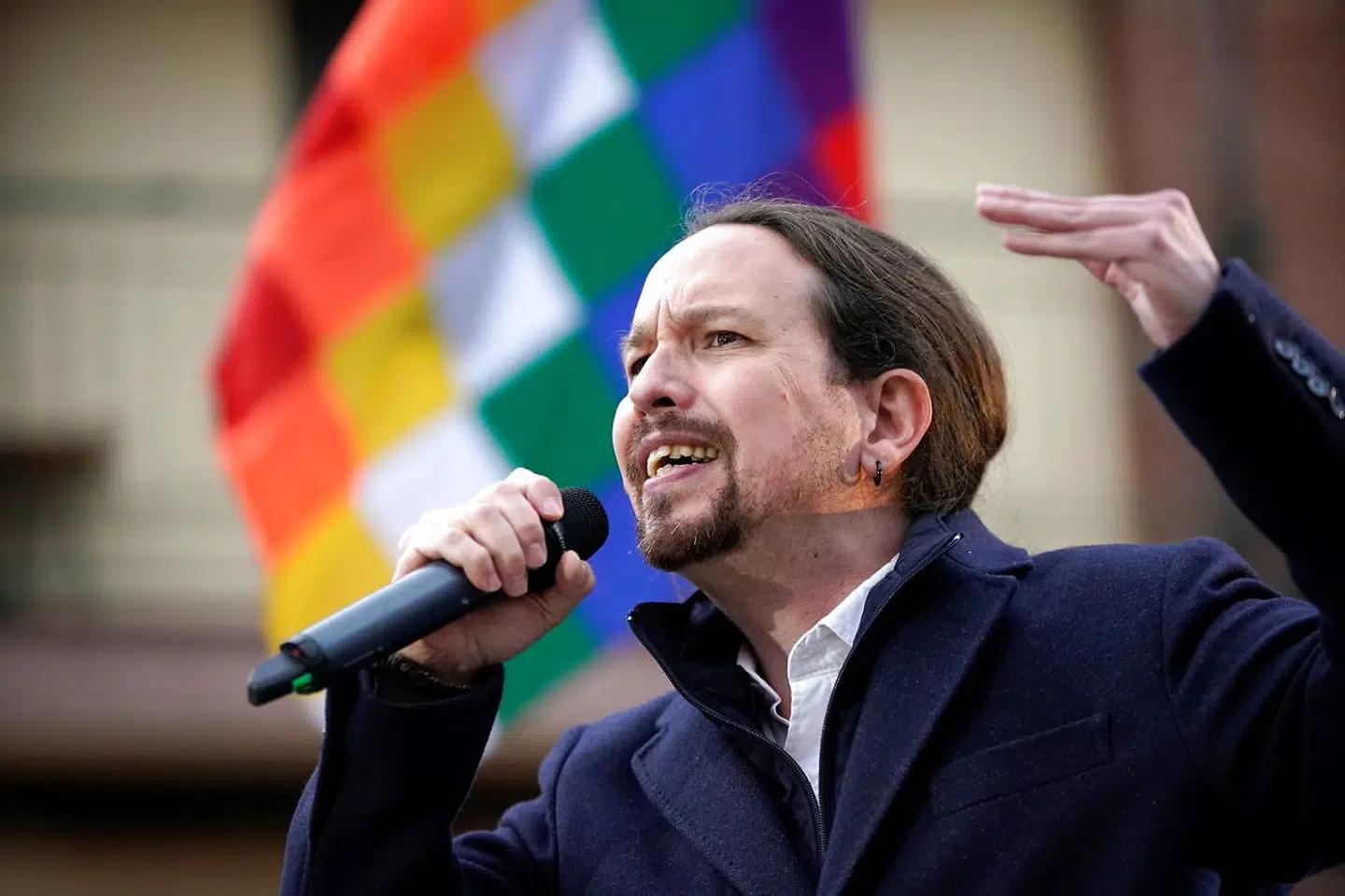 Podemos opstod i forlængelse af de tidlige 2010ernes Occupy-bevægelse, og venstrepartiets karismatiske, men også kontroversielle leder, Pablo Iglesias, har længe været ikke blot den yderste højrefløj men også det konservative Partido Populars yndlingsaversion.