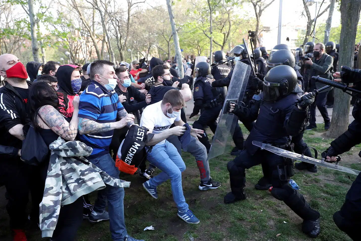 Allerede inden dødstruslerne dukkede op, var stemningen på kogepunktet op til regionalvalget i Madrid på tirsdag. Da det højrenationale parti Vox 7. april holdt valgmøde i bydelen Vallecas, der er en højborg for den yderste venstrefløj, opstod der voldsomme gadekampe mellem demonstranter og politi.