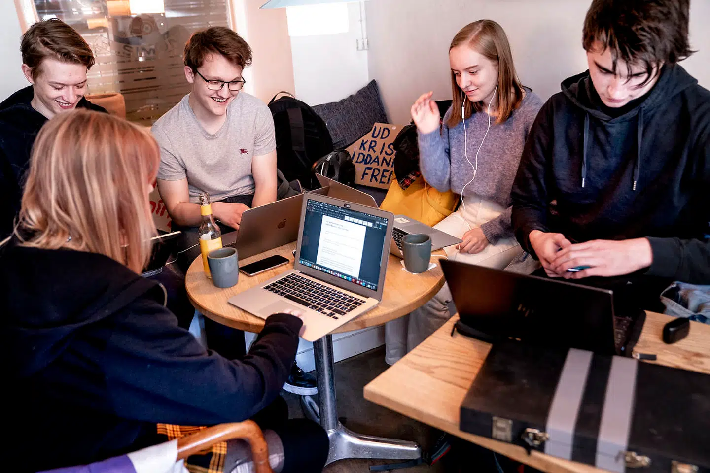 Landets gymnasieelever kan gå på café hver dag men ikke komme i skole hver dag. »Det klinger meget hult, når politikerne taler om at sætte børnene først. For det her viser jo tydeligt, at det gør de ikke,« siger professor Karen Wistoft. Her ses elever fra Gefion Gymnasium i København modtage onlineundervisning på Riccos café, fordi deres gymnasium er lukket ned, selvom ikke en eneste elev er registreret smittet.