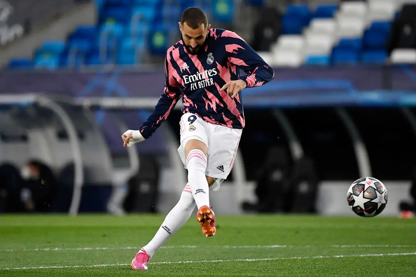 Real Madrids Karim Benzema varmer op inden aftenens Champions League-semifinalekamp mellem Real Madrid og Chelsea.