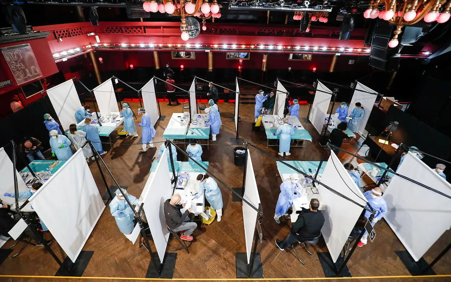 Koncertgængerne blev massetestet, inden de slap ind i Palau Sant Jordi. Det kunne lade sig gøre, fordi koncerten blev arrangeret med støtte fra den catalanske regering, og det er næppe realistisk som fast procedure for mindre og mellemstore spillesteder.