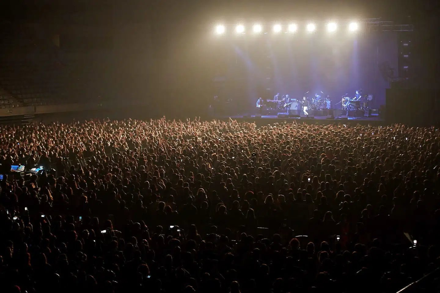 Under normale forhold er der ved koncerter plads til 18.000 deltagere i Palau Sant Jordi, der er Barcelonas største indendørs koncertarena.