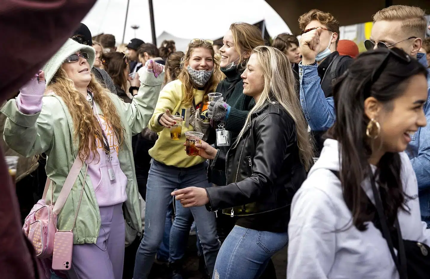 Blandt deltagerne i en hollandsk »testfestival«, der blev afviklet 20-21. maj, var der lidt flere smittede end efter koncerten i Barcelona. Men det vides ikke, om de pådragede sig virussen i forbindelse med festlighederne.