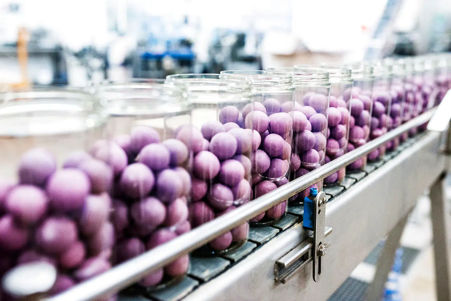 Lakridskugler så langt øjet rækker på Lakrids By Bülows fabrik.