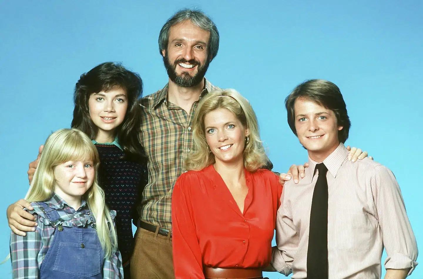 »Blomsterbørns børn« var en voldsomt populær sitcom fra 1980erne. Justine Bateman står bagest til venstre, og hun spillede i serien Mallory Keaton, der var køn, drengeglad og en begejstret shopper.