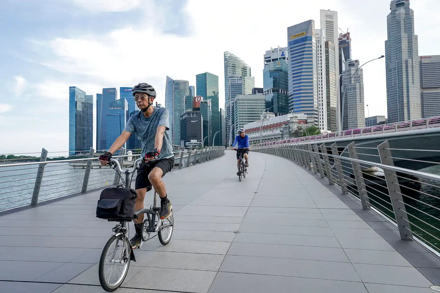 I Singapore er bilen et luksusgode. Derfor er de fleste indbyggere henvist til at hoppe på cyklen eller tage offentlig transport.