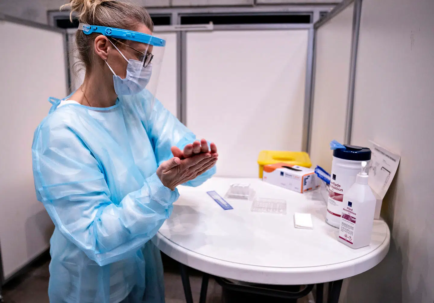 Lyntest for coronavirus med SOS International i Gigantium i Aalborg, tirsdag den 9. februar 2021. Regionerne Nordjylland, Midtjylland og Sjælland har stoppet samarbejdet med SOS International grundet problemer med kapacitet, dårlige hygiejneforhold samt lemfældig deling af borgernes sundhedsdata. Falck har overtaget opgaven og er i gang med at starte op igen med lyntests på statens regning.. (Foto: Henning Bagger/Ritzau Scanpix)